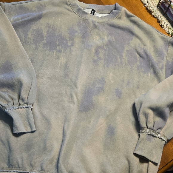 H&M Gray Crewneck Sweatshirt Classic Design - Picture 1 of 4